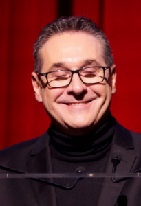 HC Strache sichtlich zufrieden: Er hat es nicht verlernt, seine Fans zu begeistern. Foto: Info-DIREKT