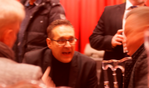 Lange nach seinem Auftritt erzählt HC Strache seinen Fans noch von seiner Unschuld und der Ungerechtigkeit, die ihm wiederfahren sei.