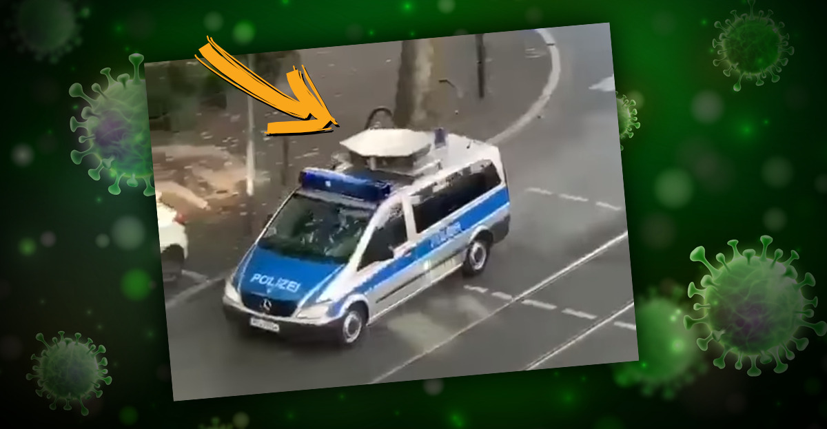 Ein Polizeiauto mahnt in Frankfurt zur Verwendung von Corona-Masken, sonst drohe ein Bußgeld.