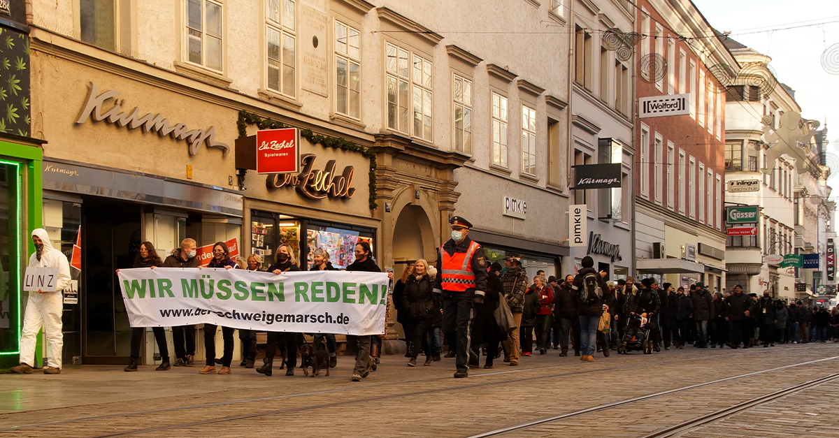 Der Schweigemarsch gegen den Corona-Wahnsinn zieht mit über 500 Teilnehmern über die Linzer Landstraße. Bild: Info-DIREKT
