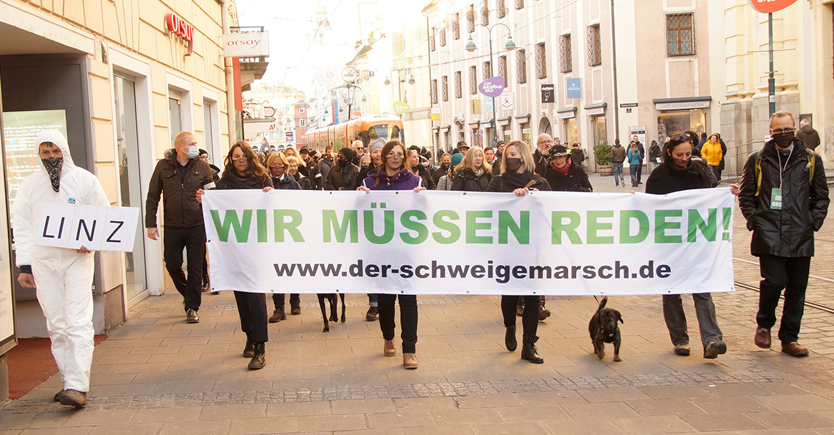 Der Schweigemarsch gegen den Corona-Wahnsinn zieht mit über 500 Teilnehmern über die Linzer Landstraße. Bild: Info-DIREKT
