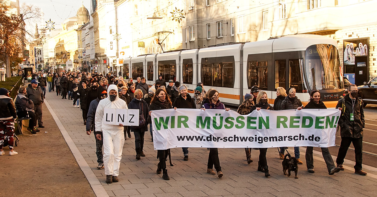 Anders als bei anderen Demonstrationen wurde der Verkehr kaum behindert. Selbst die Straßenbahn konnte trotz Schweigemarsch fahren. Bild: Info-DIREKT