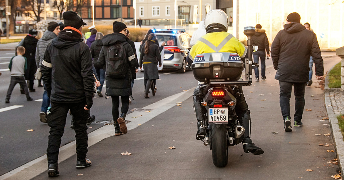 Der friedliche Demonstrationszug wurde von höchstens 20 Polizisten begleitet. Vertreter von etablierten Medien waren nicht zu sehen. Bild: Info-DIREKT