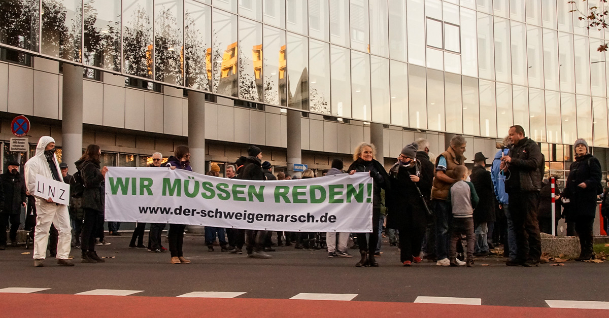 Mit einem Applaus für die Polizei endete der Schweigemarsch vor dem Arbeitsmarktservice (AMS). Bild: Info-DIREKT