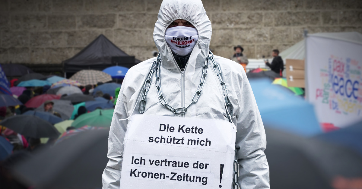 "Schwarze Wahrheit"-Demo-Teilnehmer bei der Demonstration gegen die Corona-Maßnahmen in Salzburg.