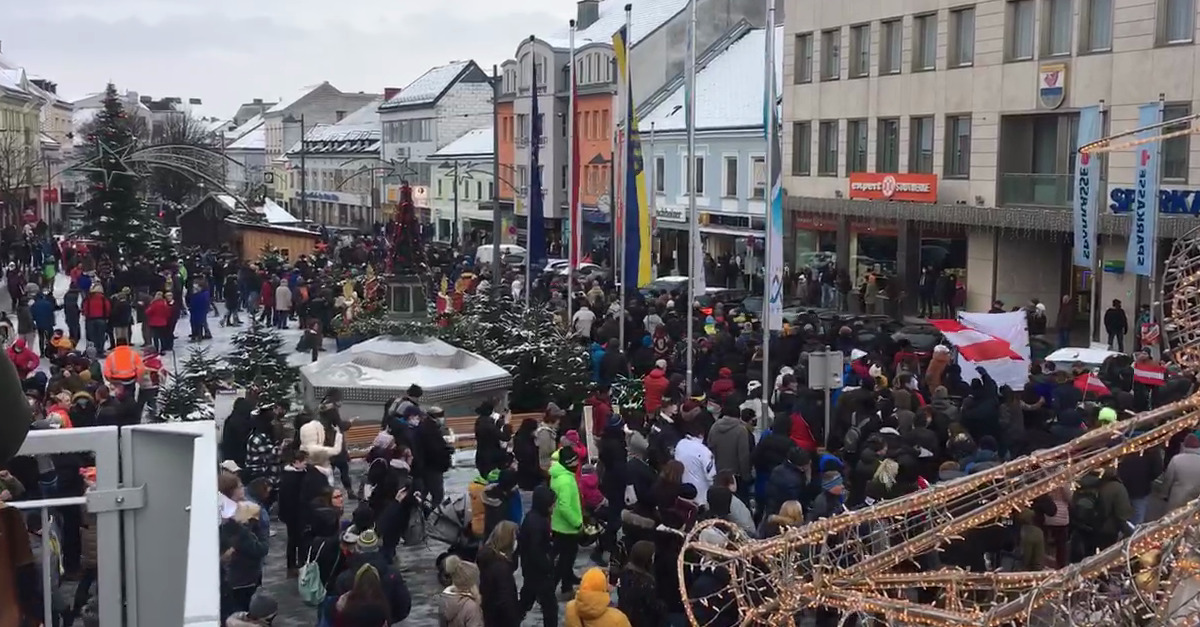 Foto vom Spaziergang gegen die Corona-Maßnahmen in Amstetten, vom 6. Jänner 2021: Info-DIREKT (AF)