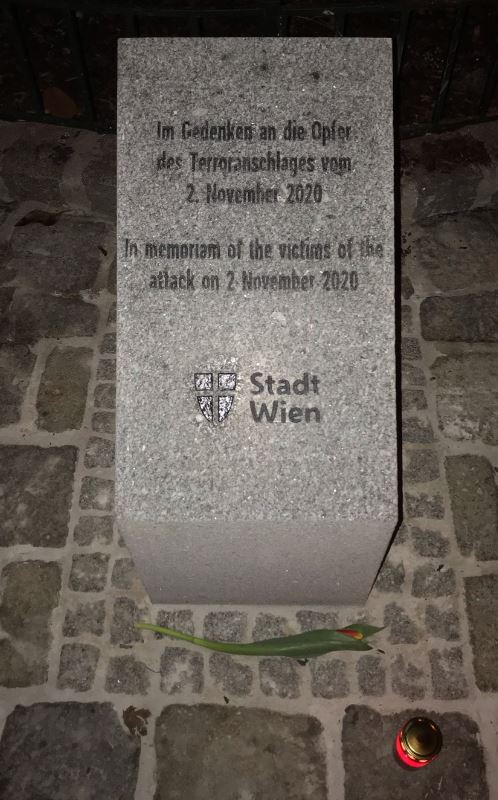 Inschrift des Wiener Denkmals für die Opfer des islamistischen Terroranschlags.