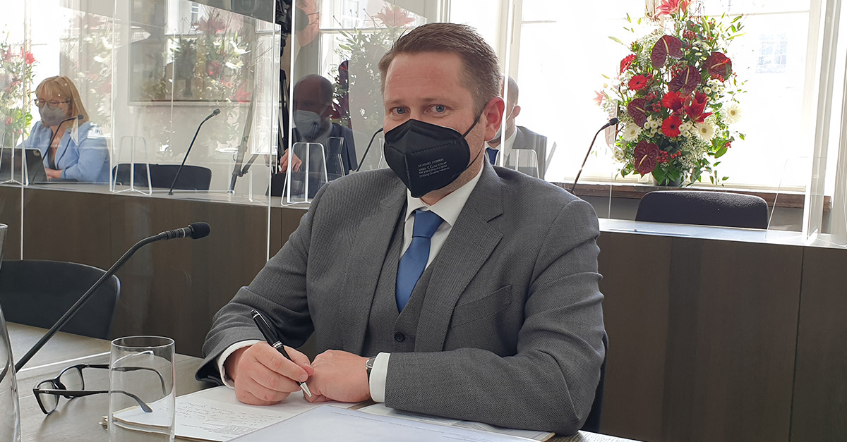 "Sonst lege ich ihr eine auf!" - ÖVP-Klubobmann droht FPÖ-Politikerin