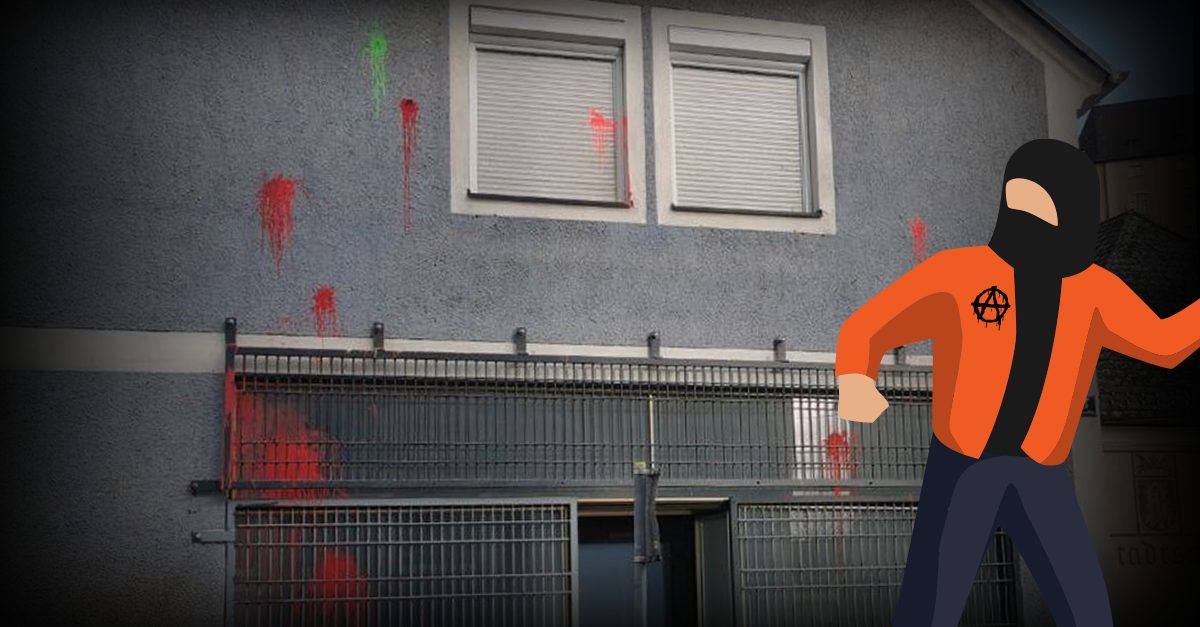 Das patriotische Zentrum in Steyregg nach dem Farbanschlag