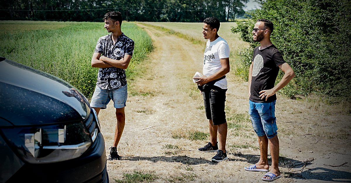 Bild: Die von Info-DIREKT entdeckten Migranten bei der Ankunft der Polizei.