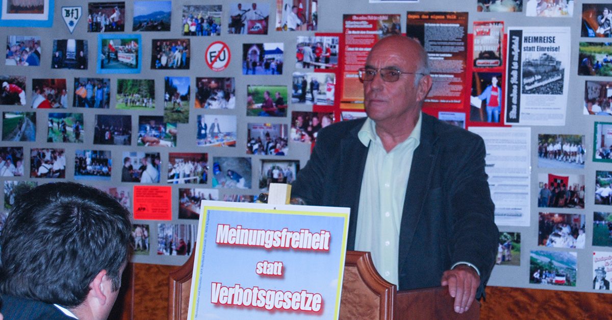 Horst Ludwig im Jahr 2009 auf der Siegesfeier zum Freispruch im "Patrioten-Prozess"