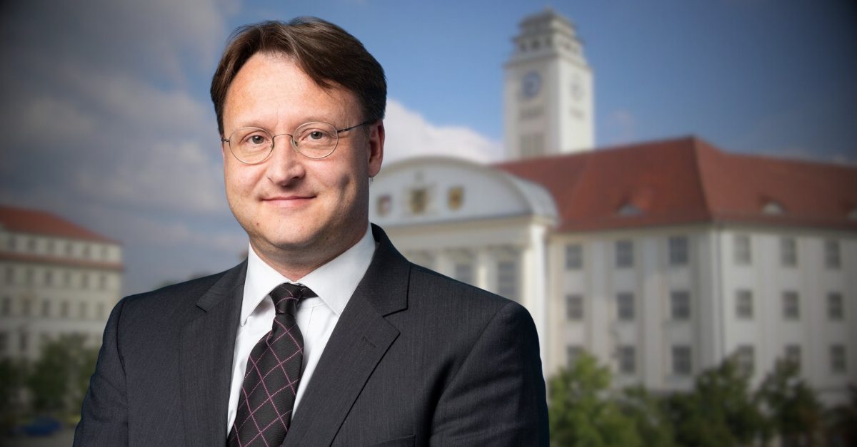 Statt sich auf seinen Lorbeeren auszuruhen, krempelt der frisch gewählte AfD-Landrat Robert Sesselmann die Ärmel hoch und beginnt mit seiner Arbeit für das Volk. Erfahren Sie hier seine ersten Amtshandlungen.