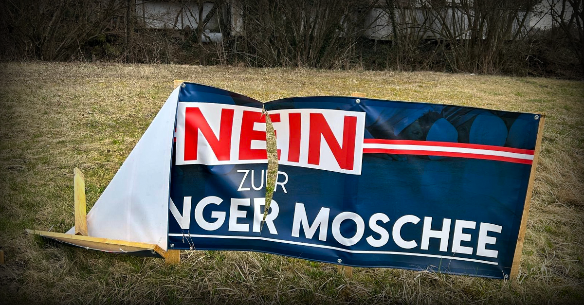 Mutmaßliche Moschee-Befürworter schlitzen Plakat in Eferding auf